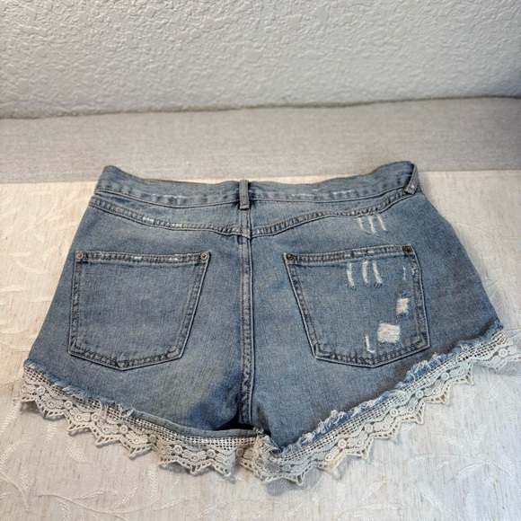 Free People Distressed Crochet Lace Trim Boho Denim Jean Shorts Women’s Size 27 - Picture 3 of 6